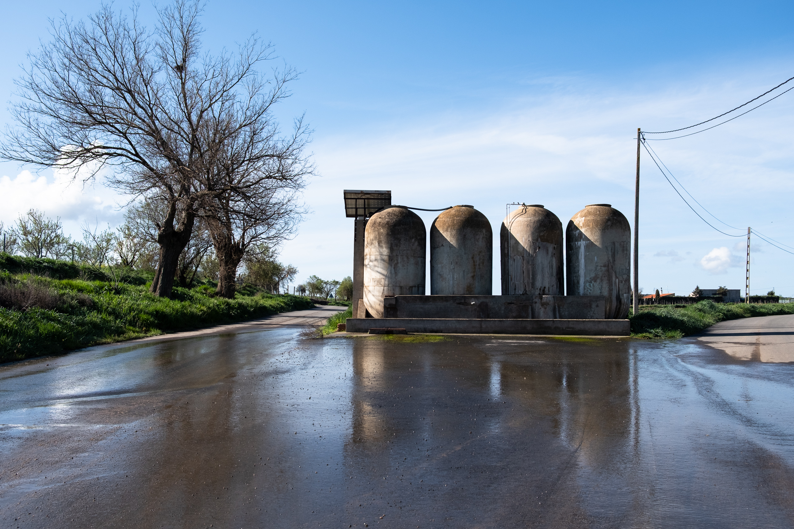 Alte Getreidesilos an der nassen Landstraße